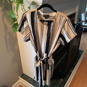 Mini dress with matching belt, pockets, front slit